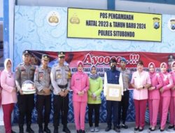 Bingkisan Kapolres Situbondo dan Ketua Bhayangkari untuk Personel Gabungan di Pos Nataru Semeru 2023