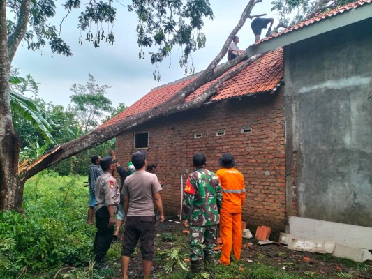 Personil Polsek Wonosari Bantu Evakuasi Pohon Tumbang Akibat Terjangan Angin Puting Beliung