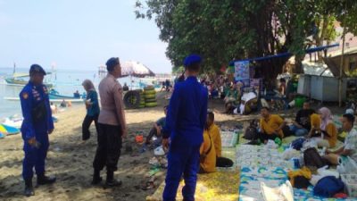 Satpolairud Polres Situbondo Jaga Keamanan Wisata Pantai Pasir Putih