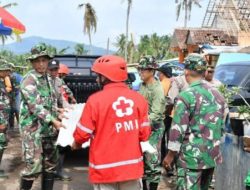 Personel Kodim 0822 Bondowoso dan Relawan Laksanakan Pembersihan Pasca Bencana Angin Puting Beliung