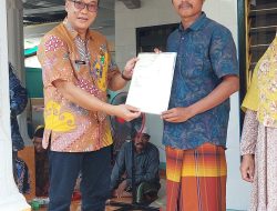 Penyerahan 103 Sertifikat Tanah kepada Warga Bancamara Oleh Kepala Pertanahan Sumenep