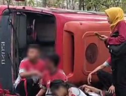 Minibus Siswa SMAN 1 Panji Terguling di Alas Baluran