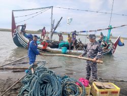 Dramatis! Kapal Nelayan Hancur Dihantam Ombak Raksasa di Situbondo, 20 ABK Selamat dari Maut