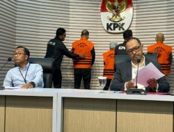 Akhirnya Petang ini KPK Resmi melakukan penahanan terhadap tiga orang tersangka kasus dugaan korupsi di lingkungan BUMN PT ASDP