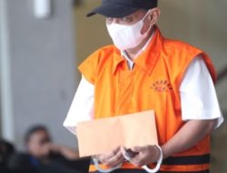 Tersangka mantan Bupati Situbondo Karna Suswandi berjalan keluar usai menjalani pemeriksaan lanjutan di Gedung Merah Putih Komisi Pemberantasan Korupsi