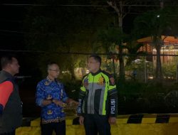 Kapolresta Banyuwangi bersama Statekholder dan Warga Bersihkan Drainase dan Atur Lalu Lintas di Lokasi Banjir
