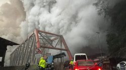 PTPP Proyek Tol Prosiwangi Sore ini Langsung Turun Tangan Berikan Bantuan Langsung untuk Pengungsi Erupsi Semeru