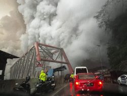 PTPP Proyek Tol Prosiwangi Sore ini Langsung Turun Tangan Berikan Bantuan Langsung untuk Pengungsi Erupsi Semeru