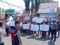 Puluhan Warga Karangmalang Gelar Aksi Damai di Polres Situbondo, Adukan Trauma dan Konflik Tambak yang Tak Kunjung Usai