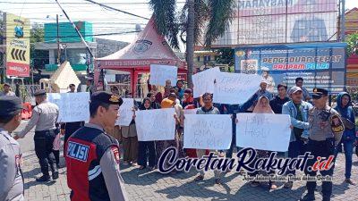 Puluhan Warga Karangmalang Gelar Aksi Damai di Polres Situbondo, Adukan Trauma dan Konflik Tambak yang Tak Kunjung Usai